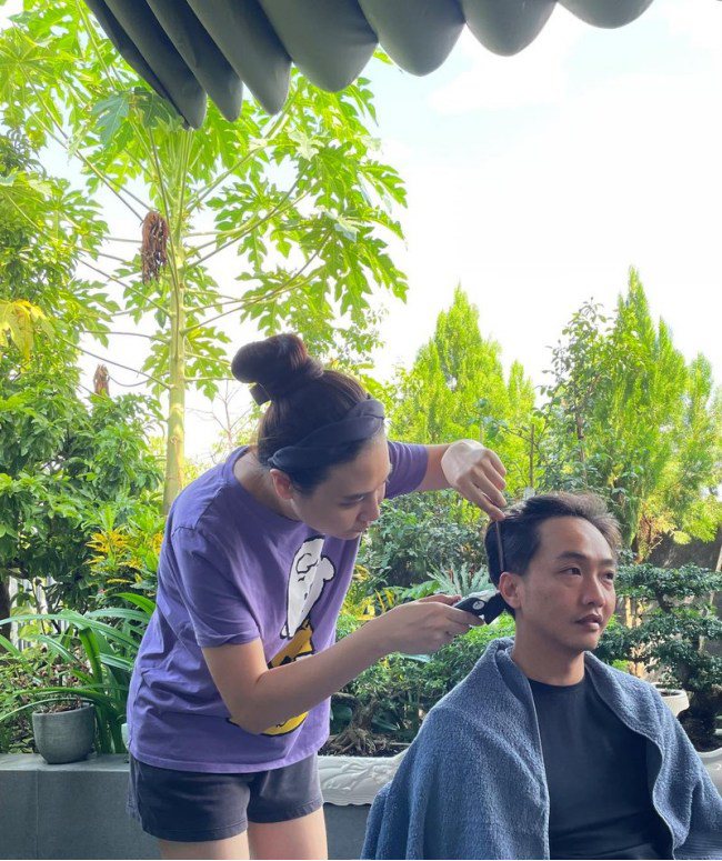 Dịch Covid, sao Việt trổ tài cắt tóc cho người thân, cười ngất với quả đầu em trai H’Hen Niê - 7