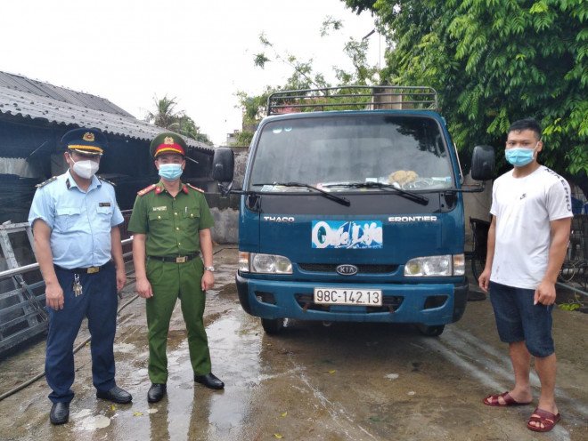 Tin tức 24h: Hoa khôi khoe được tiêm vắc xin Covid-19 nhờ ông ngoại, amp;#34;người bố xin lỗi rối rítamp;#34; - 5