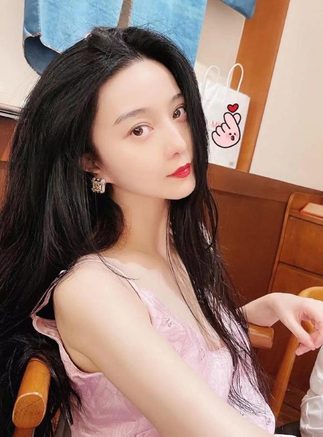 Hình ảnh mới của Phạm Băng Băng với cằm Vline, vóc dáng mảnh mai.