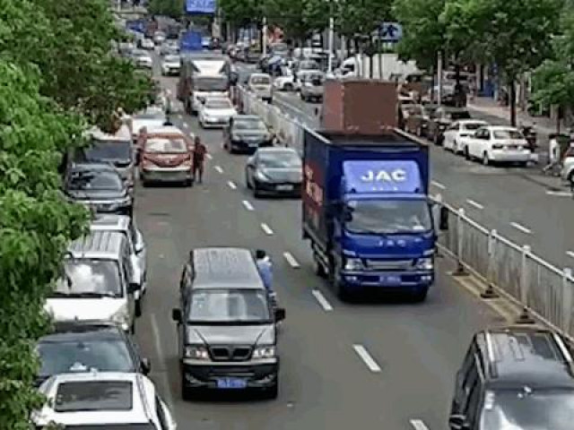 Clip Eva - Clip: Ô tô phát nổ như phim hành động, tài xế hốt hoảng nhảy khỏi xe