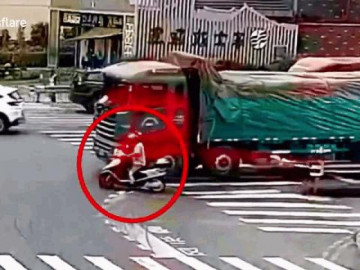  Clip: Cảnh sát chặn đầu xe tải để cứu mạng người đàn ông đi xe máy 