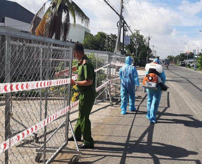 Lực lượng chức năng phun khử khuẩn khu vực. Ảnh minh họa