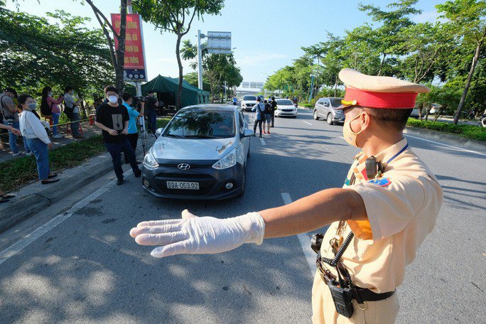 Các địa phương đang tăng cường kiểm soát người di chuyển giữa các địa phương để phòng chống dịch Covid-19 - Ảnh: Vân Anh