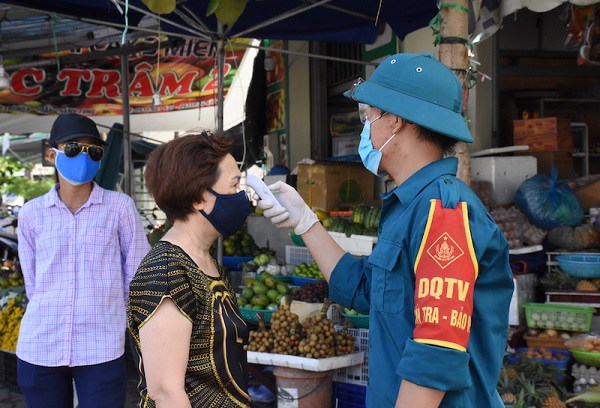 Hai người a classTextlinkBaiviet hrefhttps://eva.vn/phụ nữ/a bán hàng ở chợ dương tính với SARS-CoV-2. Ảnh minh họa.