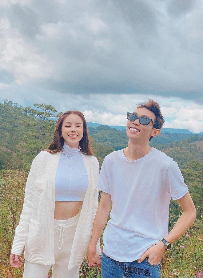 emDJ Mie bên bạn trai Hồng Thanh./em