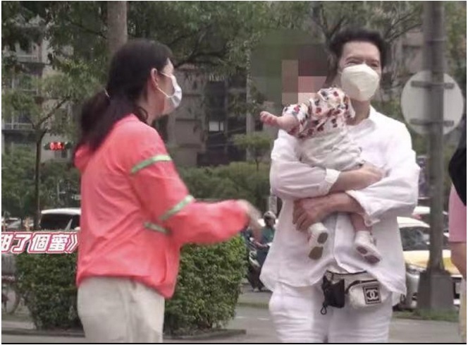 Quách Bích Đình cùng bố chồng và con gái đi dạo công viên khi chồng đi làm xa nhà.