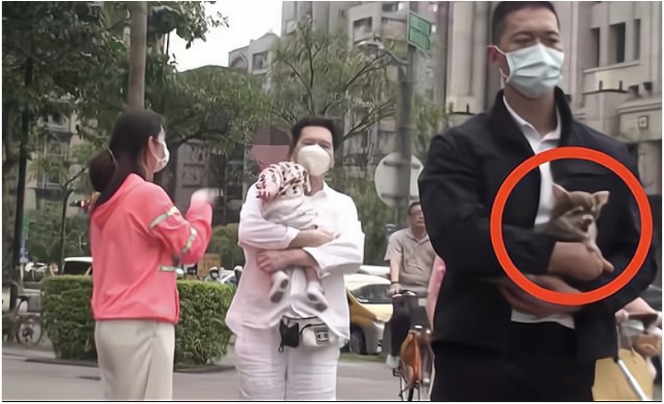 Ông Hướng Hoa Cường rất quấn cháu gái.