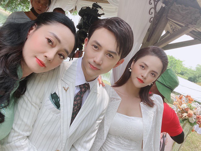 Các diễn viên vui vẻ chụp ảnh kỷ niệm nhưng hai diễn viên chính Mạnh Trường và Phương Oanh lại mất tích.