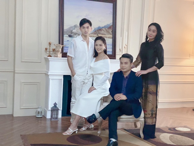 Cô gái nào sẽ trở thành con dâu trưởng nhà họ Hoàng để cùng Long chụp ảnh gia đình với bố mẹ và em trai, em dâu? 