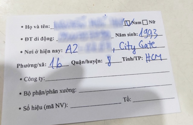 Phiếu thông tin phục vụ việc xét nghiệm tầm soát COVID-19 được phát cho người dân.