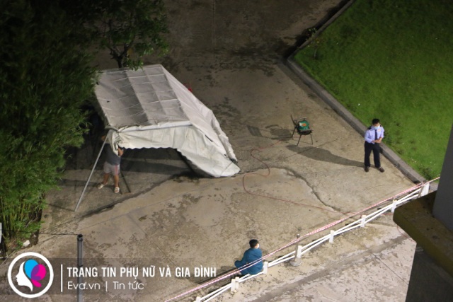 Chiều tối ngày 18/7, Block A2- Chung cư City Gate bị khoanh vùng phong tỏa. Phía bên ngoài, lực lượng chức năng đang thiết lập một chốt kiểm soát.