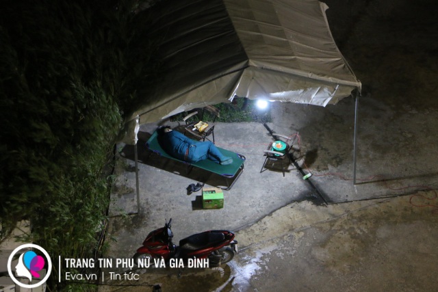 Chứng kiến cảnh anh dân quân nằm co ro giữa từng cơn gió lạnh khiến tôi bị xúc động mạnh.