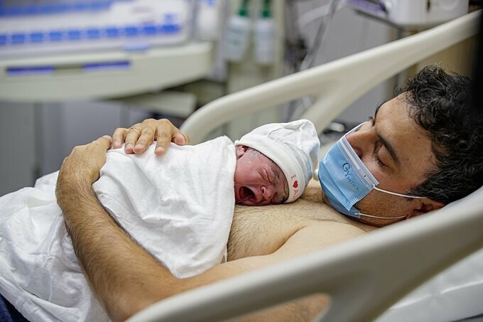 Khoảnh khắc xúc động khi con gái Võ Hạ Trâm chào đời, được da kề da với bố Ấn Độ.