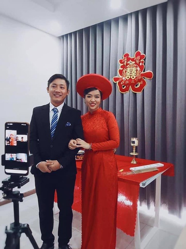 Vợ chồng Sài Gòn làm đám cưới online xuyên 3 miền: Lễ gia tiên đơn giản bên gia đình - 2