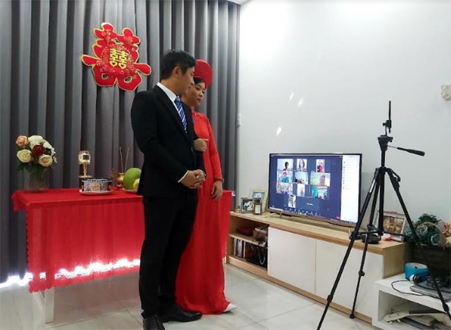 img srchttps://cdn.eva.vn/upload/3-2021/images/2021-07-21/vo-chong-sai-gon-lam-dam-cuoi-online-xuyen-3-mien-le-gia-tien-don-gian-ben-gia-dinh-s4-1626853312-281-width650height569.jpg /img srchttps://cdn.eva.vn/upload/3-2021/images/2021-07-21/vo-chong-sai-gon-lam-dam-cuoi-online-xuyen-3-mien-le-gia-tien-don-gian-ben-gia-dinh-s3-1626853312-93-width650height435.jpg /