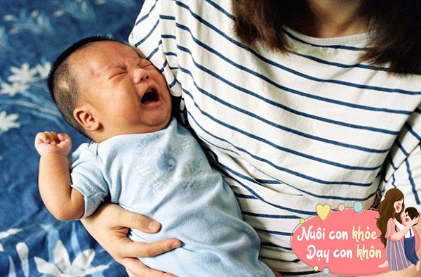 Việc bế và đung đưa con qua lại nhẹ nhàng có tác dụng làm dịu tâm trí của trẻ, làm giảm nhịp tim và thư giãn cơ bắp của trẻ.