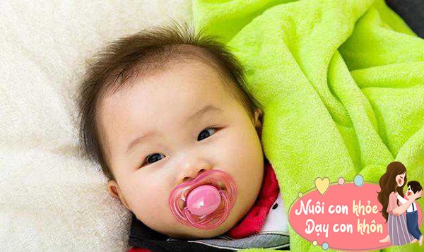 Trẻ sơ sinh cảm thấy thoải mái và thư giãn khi bú mẹ. Thay vì cho trẻ bú quá nhiều, có thể khiến trẻ khó chịu, hãy cho trẻ ngậm một núm vú giả.