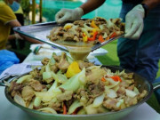 Những suất ăn miễn phí mùa dịch được ví ngon như ngoài hàng, dùng hẳn gạo ST25 để nấu