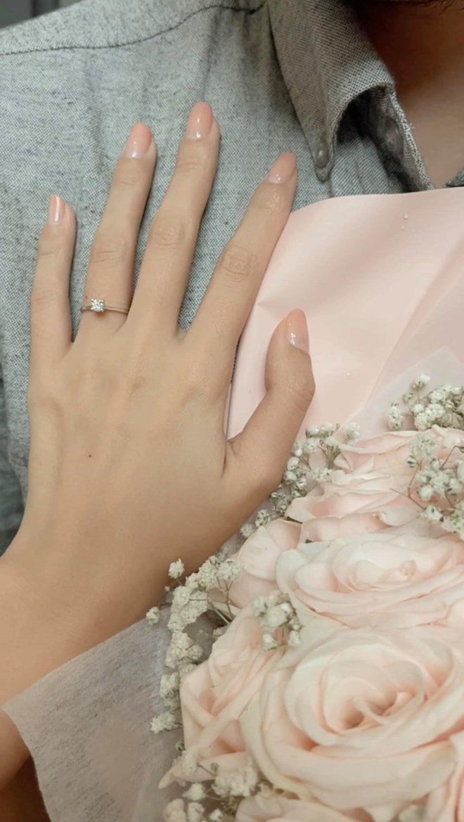 Xuân Anh khoe cuộc đời sang trang mới với chiếc nhẫn trên ngón áp út.