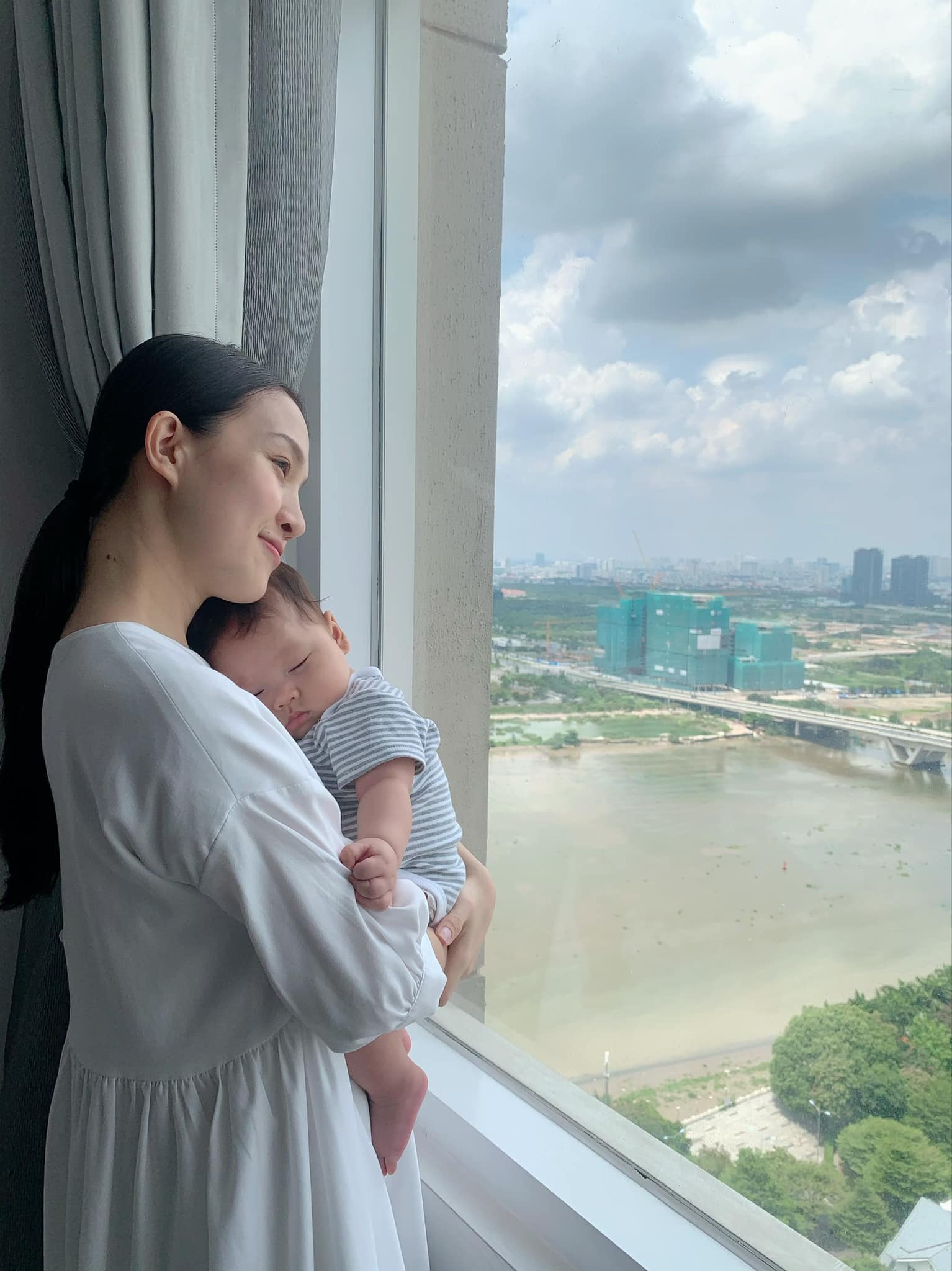 Con Phan Đinh Tùng chào đời làm bệnh viện náo loạn, giờ 6 tháng bố khen đẹp như Angelina Jolie - 20