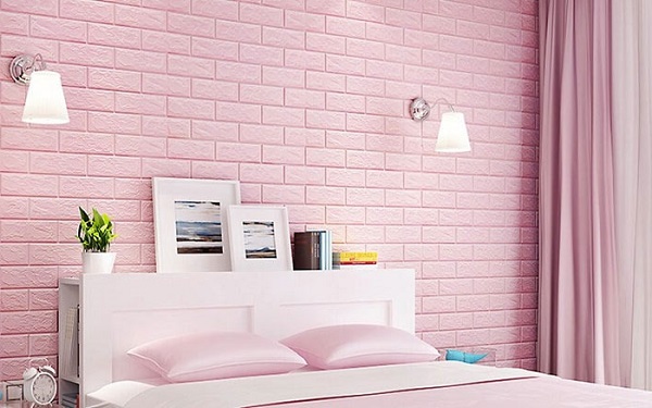 Mẫu trang trí phòng ngủ bằng xốp dán tường màu hồng, đem lại vẻ ấm cúng, lãng mạn cho các cặp đôi