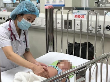 Mẹ bất cẩn vài phút, con trai 11 tháng tuổi nguy kịch trong phao bơi giải nhiệt tại nhà