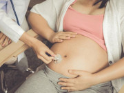 Bà bầu - Đi khám vì bụng bầu 7 tháng tự dưng nhỏ lại, 9X đỏ mặt khi nghe bác sĩ giải thích
