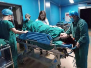 Bà bầu - Mẹ bầu đi khám vì con đạp "tung bụng", bác sĩ không nói không rằng đẩy luôn vào phòng mổ