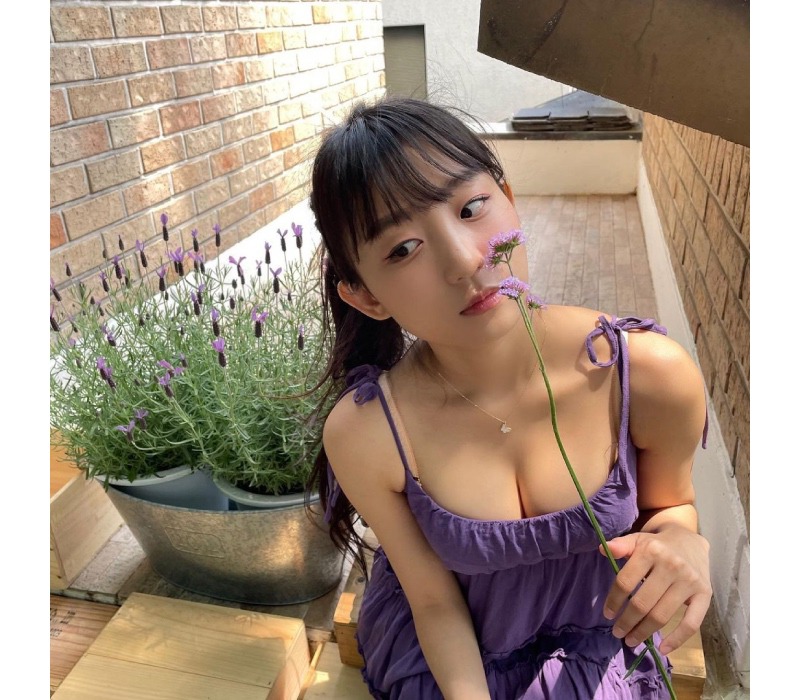 Không cần “pose” dáng cầu kỳ, Eun Ji vẫn có thể khoe khéo được thềm ngực căng đầy trong các bức hình selfie. Gương mặt xinh đẹp tự nhiên cùng đôi gò bồng đảo phồn thực giúp cô nàng hút trọn mọi ánh nhìn.
