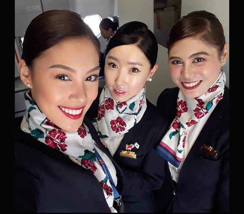 Dindi Pajares khoe vẻ đẹp rạng ngời và tỏa sáng bên cạnh các đồng nghiệp trên những chuyến bay, cô là gương mặt đại diện đồng thời là tiếp viên nổi tiếng của hãng bay này.
