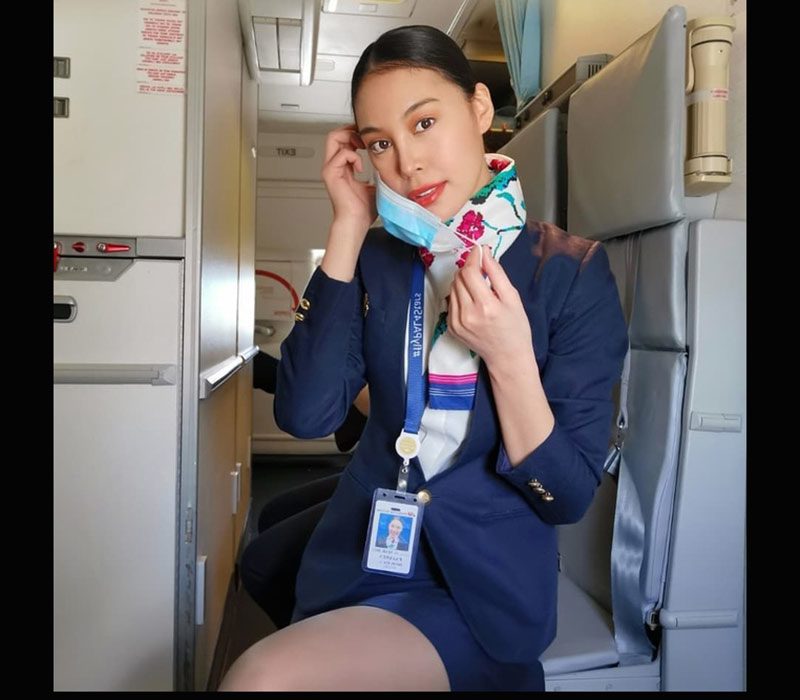Mỹ nhân xinh đẹp trong bộ đồng phục của tiếp viên hàng không, vừa trang nhã nhưng cũng không kém sự ngọt ngào và nổi bật của một nàng Hoa hậu trong công việc. 
