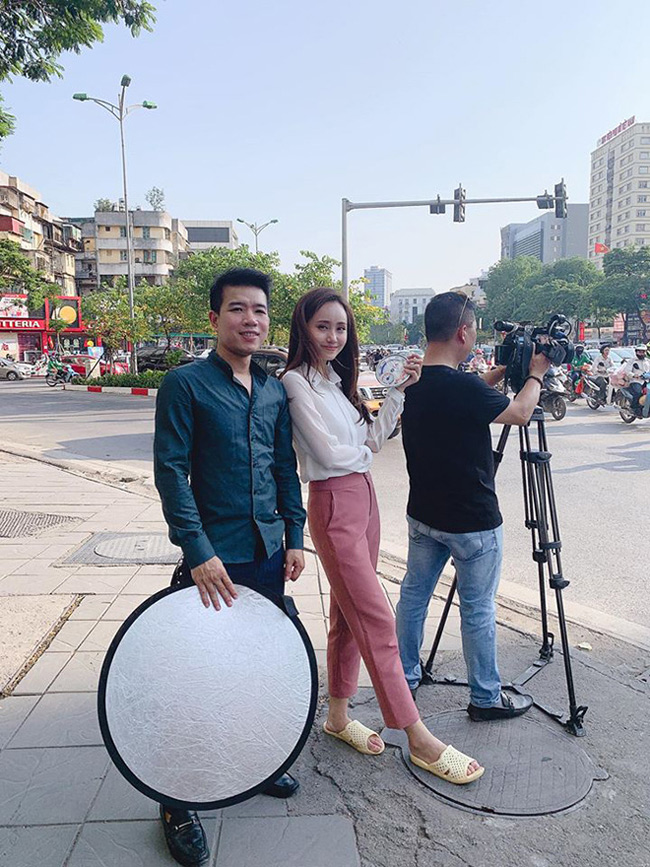 Vì quay hình chỉ lấy phía nửa trên người nên MC xinh đẹp Xuân Anh thoải mái đi dép tổ ong.