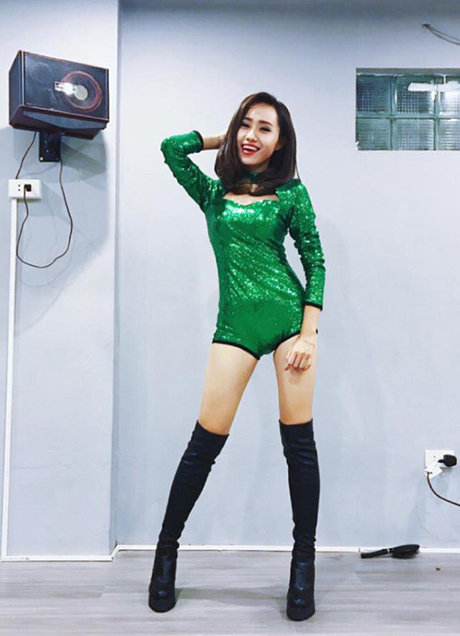 Cô còn có niềm đam mê với môn dance, tham gia nhóm nhảy và là người quản lý của một nhóm nhảy.