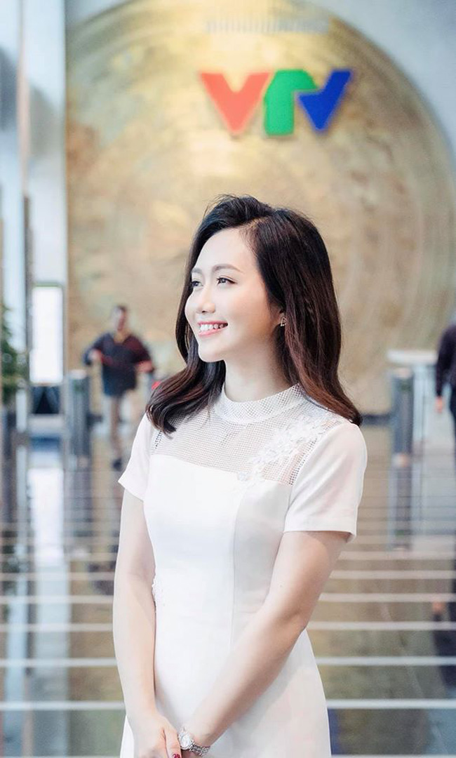 Nữ MC sinh năm 1994 có nụ cười tươi, gương mặt sáng, giọng nói truyền cảm.