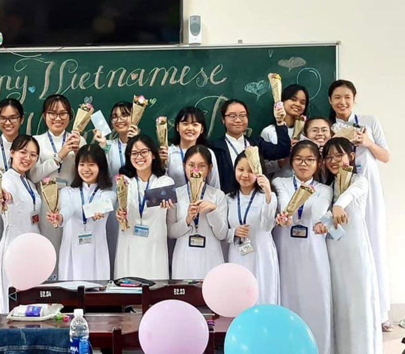 Nguyễn Lê Thiên Nghi, học sinh Trường THPT chuyên Tiền Giang (Tiền Giang). Đang là cái tên nổi nhất mạng xã hội hôm nay khi là nữ sinh duy nhất giành được điểm 10 môn Văn trong kỳ thi tốt nghiệp cấp ba.
