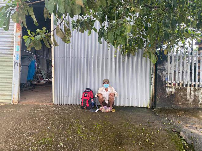 Đi bộ 16 ngày về quê, người đàn ông bật khóc khi nhận tin báo thông báo hơn 7 triệu tiền quyên góp - 1