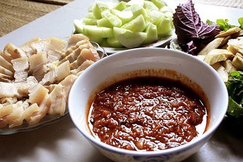 Thịt lợn luộc chấm mắm cáy sẽ ngon vô cùng.