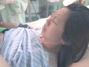 Bà bầu - Chồng sản phụ nhờ y tá giúp vợ đi vệ sinh, bác sĩ nhìn mặt liền đẩy đi cấp cứu