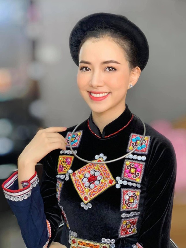 Cô từng là hot girl của trường, được báo chí chú ý thời học phổ thông. Năm 2012, người đẹp vào vòng chung kết Hoa hậu a classTextlinkBaiviet hrefhttps://eva.vn/Phụ nữ/a Việt Nam qua ảnh, Á khôi Ngoại thương Hà Nội 2013.