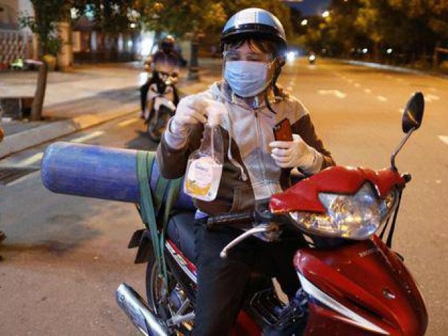 Tin tức 24h: Bố chở bình oxy ra đường sau 18h ở Sài Gòn, lý do khiến CSGT lặng người