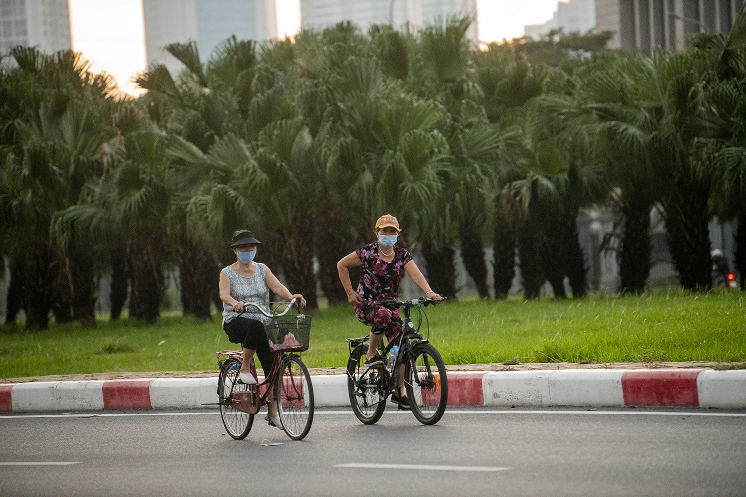 Trên đường Lê Quang Đạo cũng vào lúc 5h sáng, rất nhiều người dân vô tư đạp xe và đi bộ.