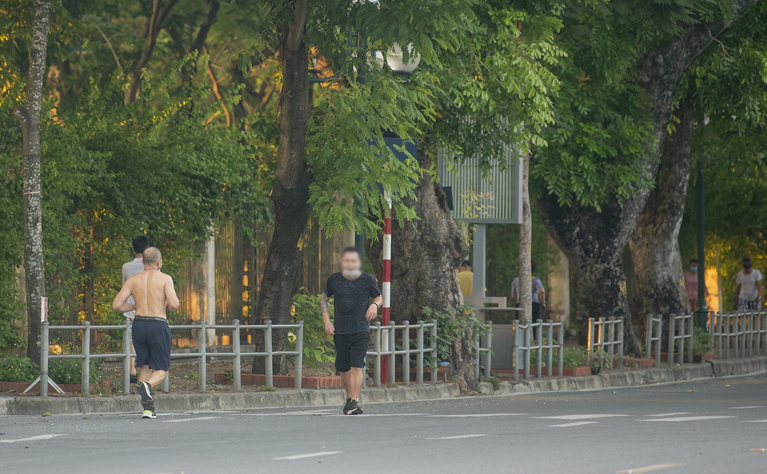 Hà Nội: Bất chấp giãn cách xã hội, nhiều người vẫn ra đường tập thể dục từ tờ mờ sáng - 16