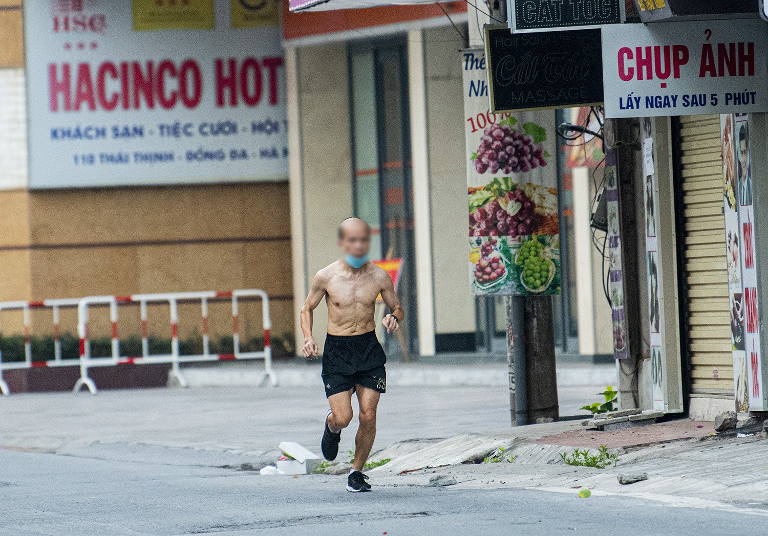 Hà Nội: Bất chấp giãn cách xã hội, nhiều người vẫn ra đường tập thể dục từ tờ mờ sáng - 8