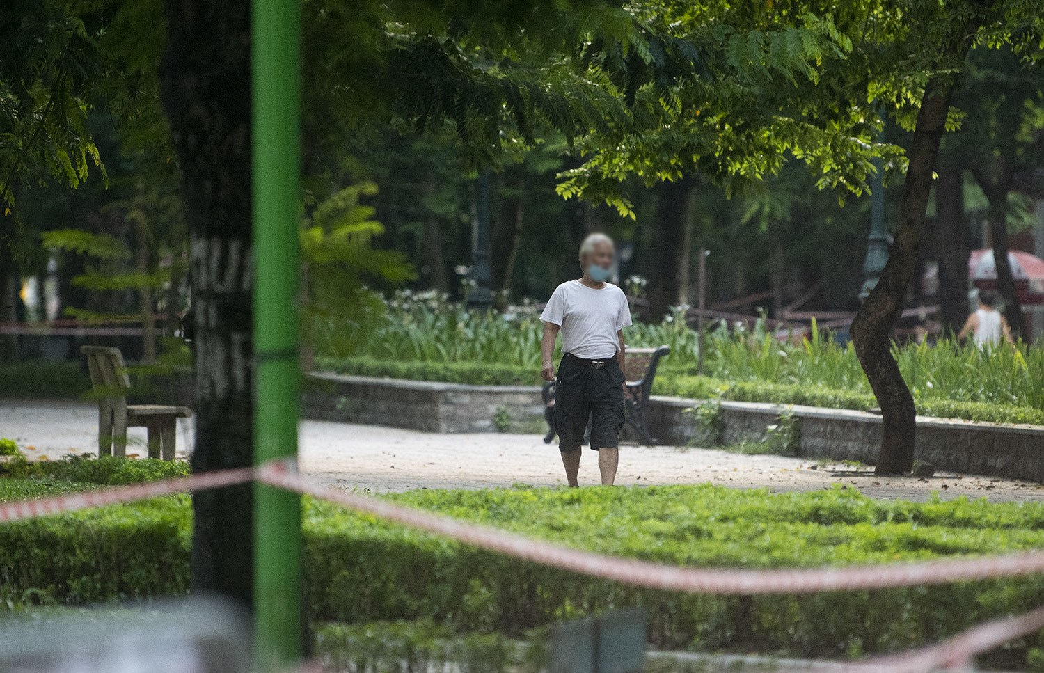 Hà Nội: Bất chấp giãn cách xã hội, nhiều người vẫn ra đường tập thể dục từ tờ mờ sáng - 14