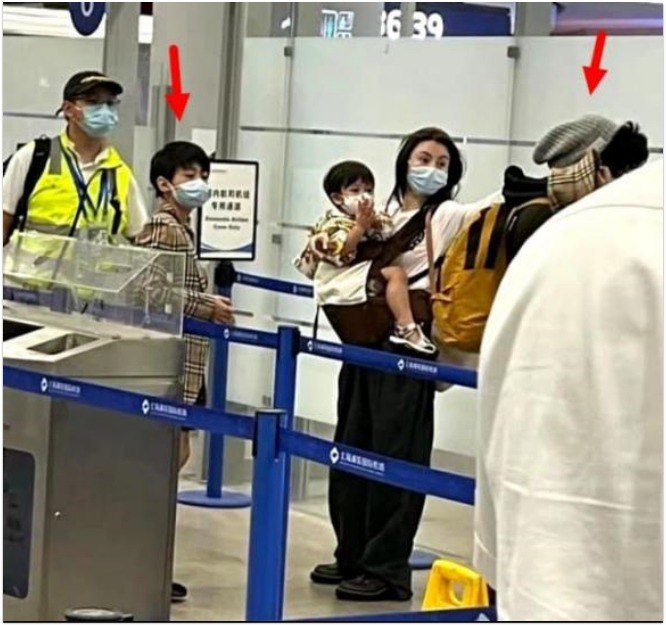 Trương Bá Chi và các con xuất hiện tại sân bay.