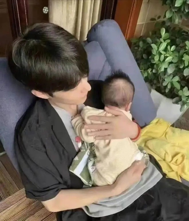 Hình ảnh Tiêu Chiến bế con gây sốt trên mạng.