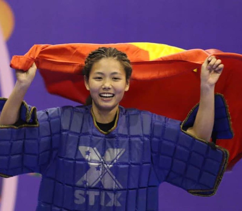 "Bén duyên" với môn võ gậy từ khi học lớp 8, trải qua quá trình khổ luyện và những năm tháng xa nhà, từ nữ sinh thôn quê năm nào giờ đã thành 'cô gái vàng' của thể thao Việt Nam, với tấm huy chương vàng danh giá tại kỳ SEA Games năm 2019.
