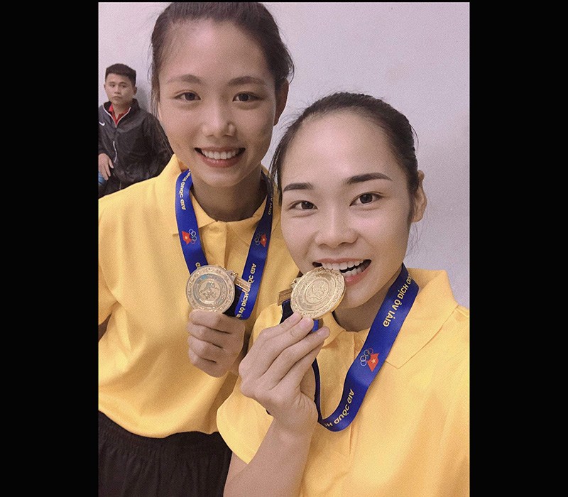 Nữ võ sĩ đọ sắc cùng cô bạn khi cả hai cùng dành được những tấm huy chương vàng danh giá, làn da căng mịn giúp cho gương mặt của Hồng Nhung lúc nào cũng tươi tắn.
