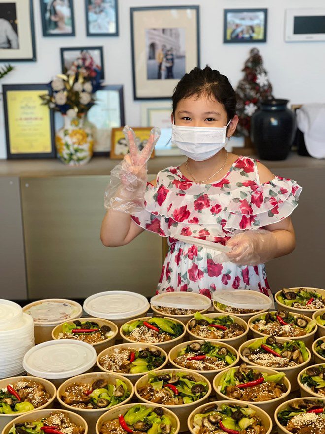 Con gái Hoa hậu Jennifer Phạm cùng mẹ nấu cơm gà, cháo bào ngư gửi tuyến đầu chống dịch - 6