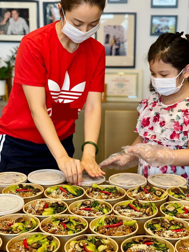 Con gái Hoa hậu Jennifer Phạm cùng mẹ nấu cơm gà, cháo bào ngư gửi tuyến đầu chống dịch - 1